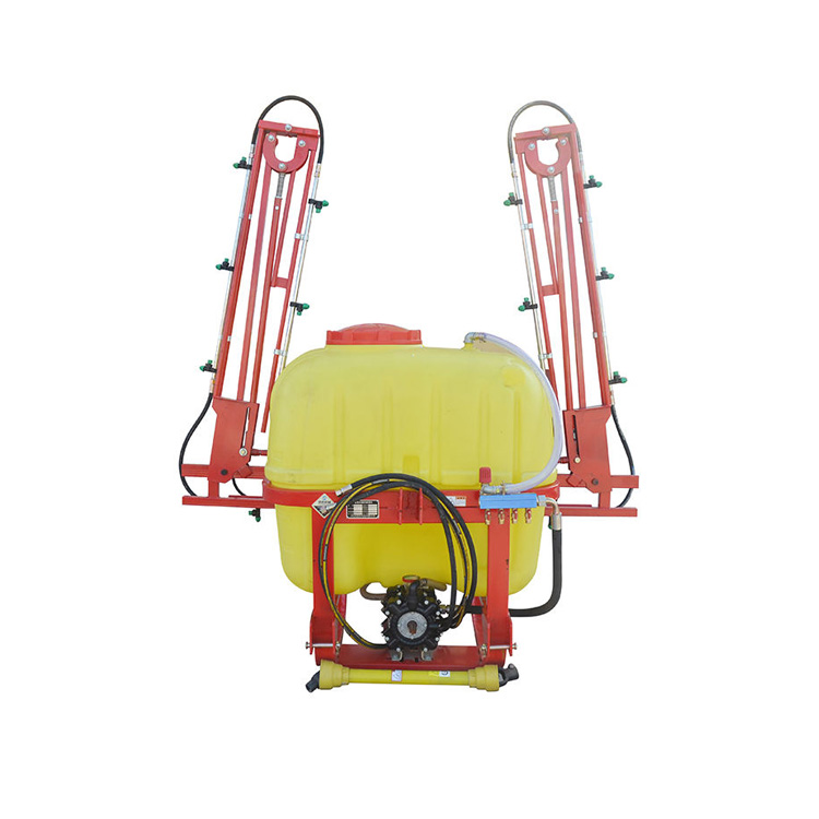 Traktor dipasang sprayer pertanian